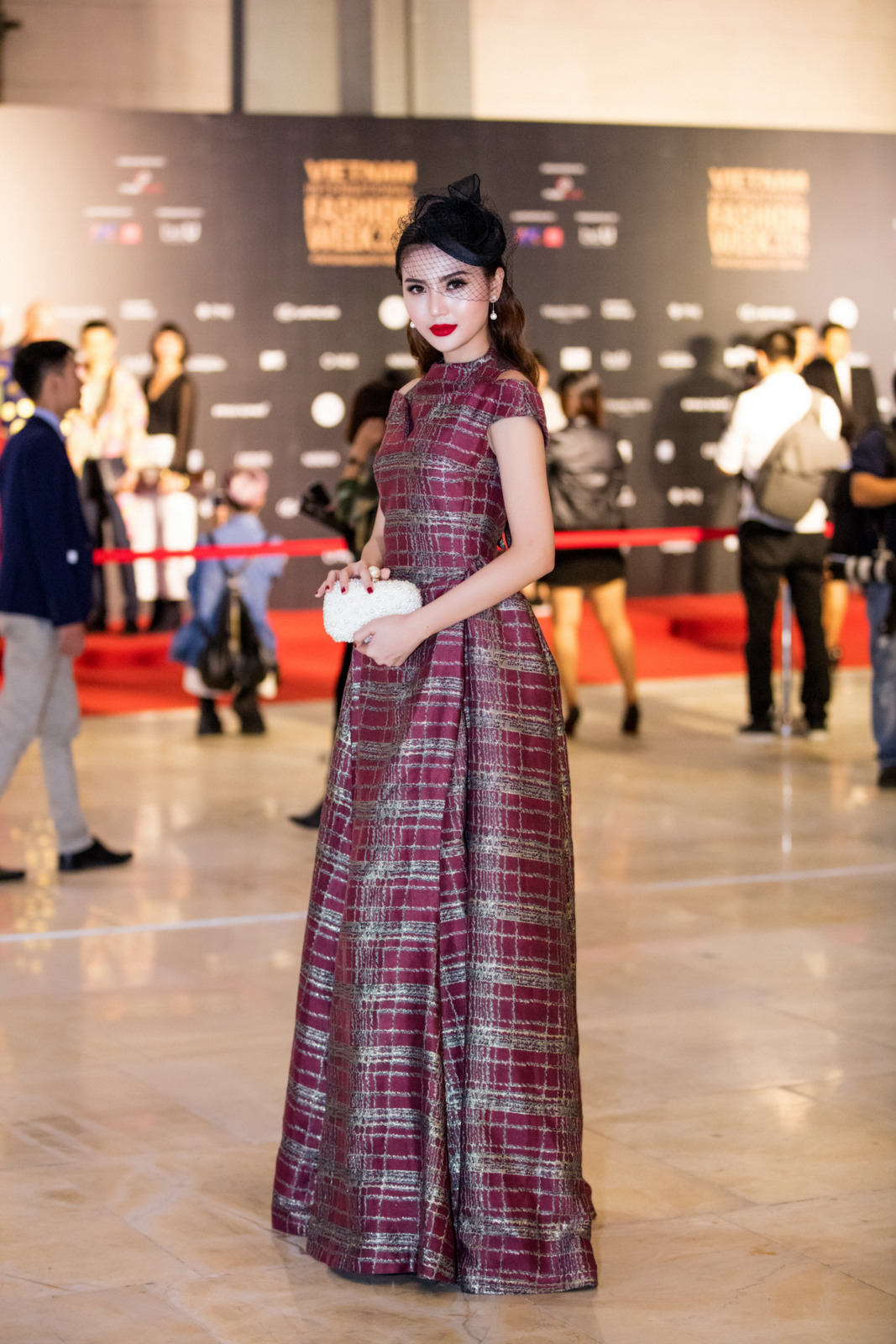 Tham gia trong chương trình này với vai trò khách mời đặc biệt của Nhà thiết kế Phương My, hoa hậu Ngọc Duyên diện bộ váy dạ hội thanh lịch và sang trọng của Phương My. 
