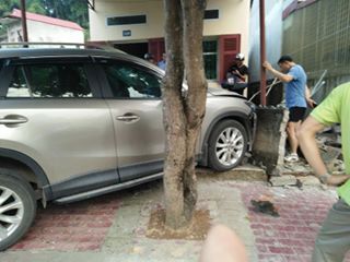 Giám đốc Sở Công Thương lái xe tông nhà dân