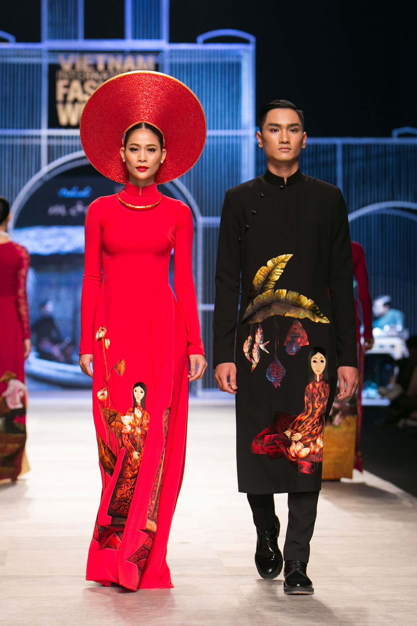 Trên sân khấu của show diễn thương hiệu Áo Zài ABC by Đinh Văn Thơ đã được điểm xuyết thêm những chiếc máy may, bình hoa giản dị, dân dã hay những chiếc điện thoại của những năm tháng xưa cũ, những chiếc loa cổ… mang đậm bản sắc văn hóa Việt Nam.