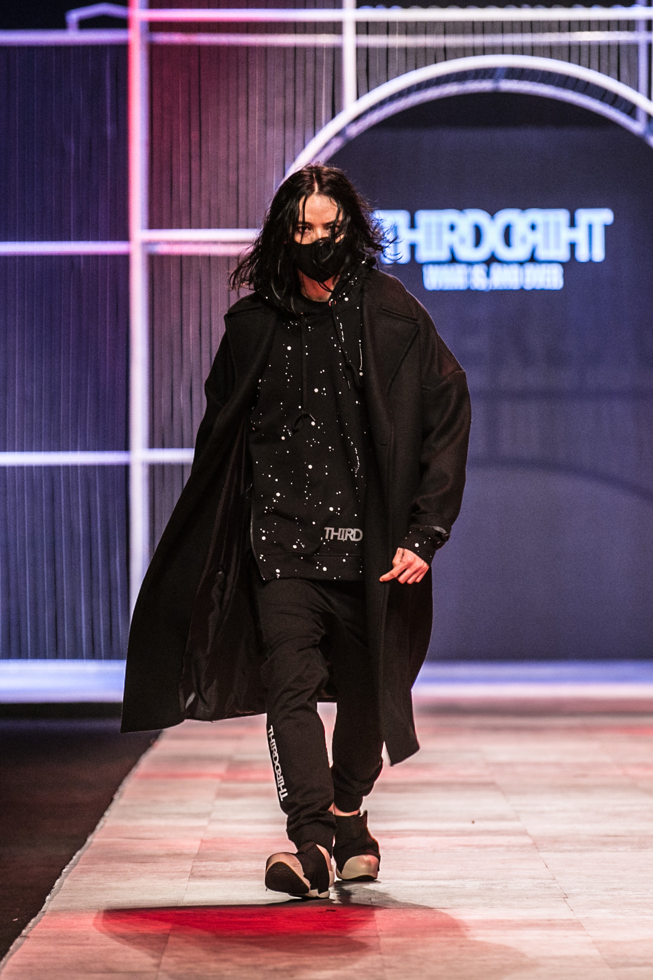 Không hẹn mà gặp, trong suốt 5 đêm diễn của Vietnam International Fashion Week Thu Đông 2016 thì giới mộ điệu nhận ra đến 4 đêm các nhà thiết kế đều ưa dùng layout tóc ướt cho những thiết kế của mình.