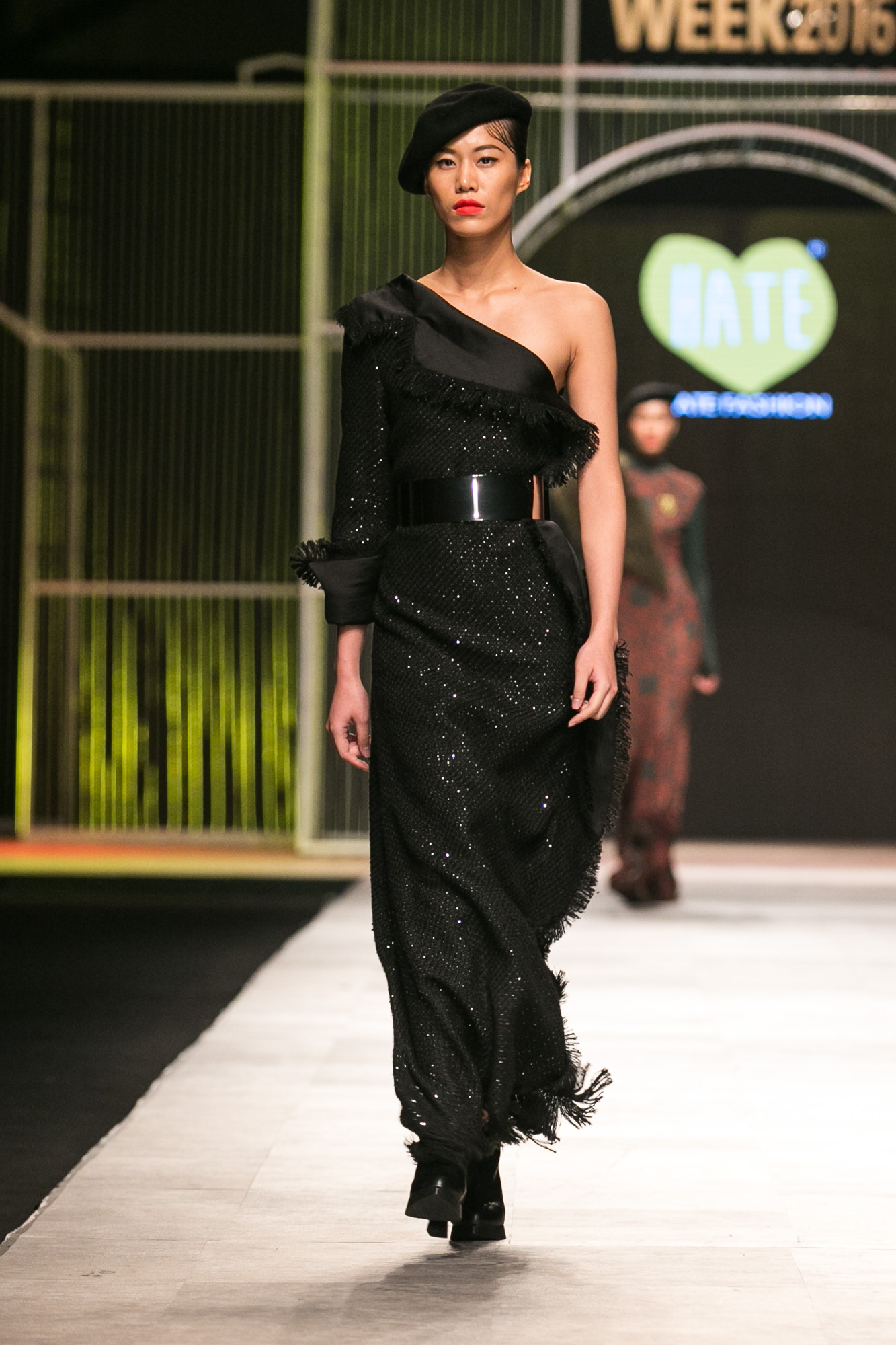 Xinh xắn trong những chiếc mũ nồi thanh lịch đầy cảm hứng Parisian Chic, không chỉ các nghệ sĩ nổi tiếng như Quán quân Vietnam’s Next Top Model mùa 6 Hương Ly, diễn viên Chi Pu, Midu, Hoa hậu Hoàn vũ Singapore 2011 Valerie Lim, các fashionista tham dự “The best street style”… mà còn càn quét show diễn của thương hiệu thời trang I HATE FASHION, nhà thiết kế Xuân Lê. các fashionista nhí cũng không chịu kém cạnh