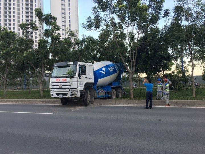 Xe bồn mất lái cày nát hàng cây xanh trên luồng phân cách