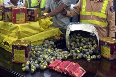 Ô tô tải vận chuyển pháo Trung Quốc số lượng 'khủng' trong đêm