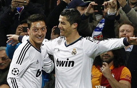 Oezil thừa nhận hoàn thiện hơn nhờ C.Ronaldo