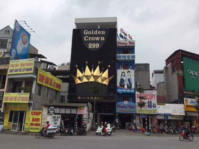 Hà Nội tháo gỡ biển hiệu karaoke: Quận làm, quận không!?