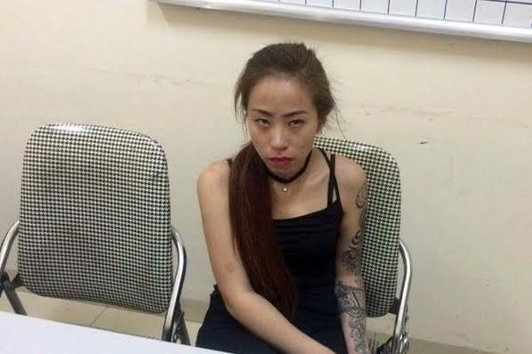 Cô gái xăm trổ giấu hàng chục gói ma túy &quot;đá&quot; trong áo ngực