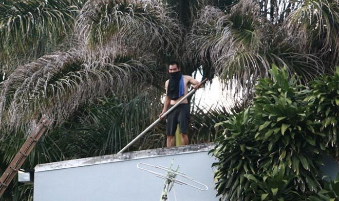 Nam thanh niên 'ngáo đá' bịt mặt nhảy múa trên nóc nhà