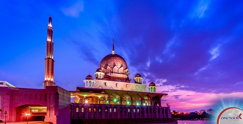 Bảo tàng nghệ thuật hồi giáo Malaysia là bảo tàng lớn nhất khu vực Đông Nam Á. Là nơi lưu giữ và trưng bày hơn 7 nghìn hiện vật tạo tác độc đáo, đồ sộ với những đầu sách quý giá của đạo Hồi.