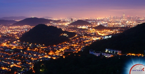 Dành cho những ai ưa mạo hiểm và khám phá thì không thể bỏ qua núi Bukit Tabur- nằm ở vùng Selangor, cách trung tâm thành phố Kuala Lumpur khoảng nửa giờ đi xe. Bạn có thể chiêm ngưỡng phong cảnh tuyệt đẹp của Kuala Lumpur từ phía Bắc.
