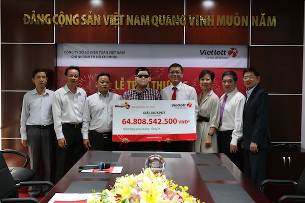 Người trúng số gần 65 tỷ đồng đã &quot;lộ diện&quot; và đeo mặt nạ nhận thưởng
