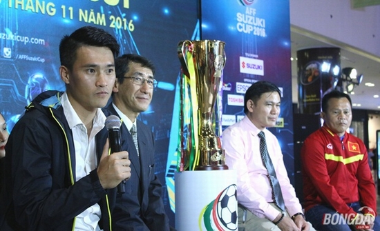 Công Vinh bên cạnh chiếc cúp AFF mà anh từng cùng ĐT Việt Nam giành được năm 2008. Ảnh: Q.T.
