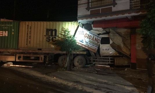 Xe container bất ngờ lao thẳng vào nhà dân trong đêm