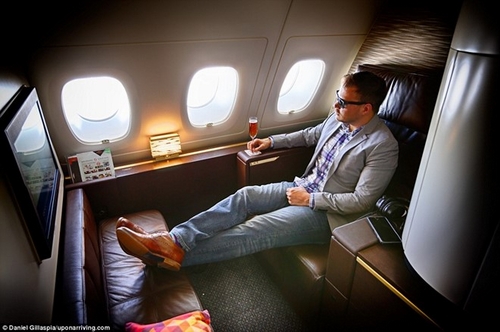 Daniel Gillaspia là một luật sư kiêm blogger du lịch người Mỹ. Anh sử dụng tổng cộng 45 thẻ tín dụng và điểm thưởng tích được trong vòng hơn 2 năm.  