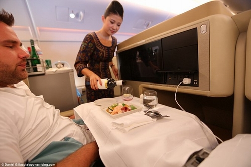 Chặng bay đầu tiên là từ Los Angeles đến Tokyo với tấm vé hạng thương gia của hãng Singapore Airlines.  