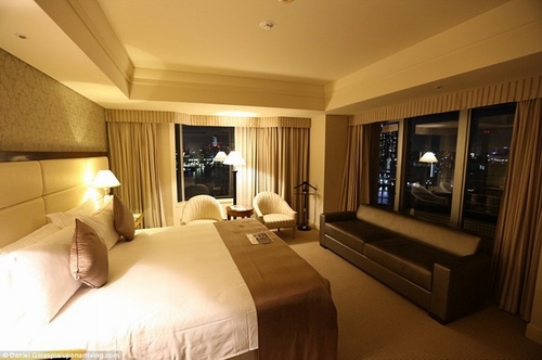 Ở Tokyo, Daniel trả tiền 2 đêm tại khách sạn InterContinental Tokyo Bay, sử dụng 100.000 điểm IHG Points, tiết kiệm được số tiền 1.000 USD.  