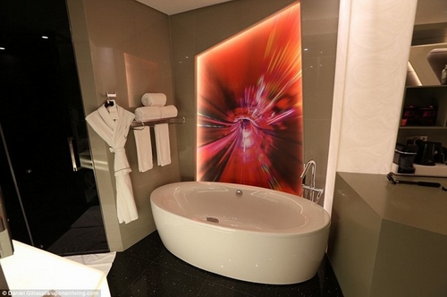 Daniel ở 2 đêm tại khách sạn W Hotel ở Dubai, sử dụng 40.000 điểm SPG để thanh toán 534 USD tiền phòng.  