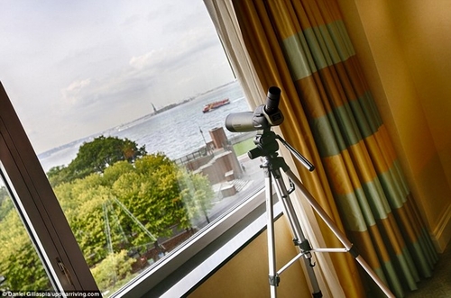 Hai người ở một đêm tại khách sạn Ritz Carlton Battery Park hoàn toàn miễn phí mặc dù giá phòng là 1.900 USD. Tổng cộng chuyến đi trị giá 52.294 USD, nhưng cả hai chỉ phải trả 408 USD. Daniel cho biết, để tiết kiệm được số tiền đó, anh phải tốn rất nhiều công sức, nhưng kết quả hoàn toàn xứng đáng.  