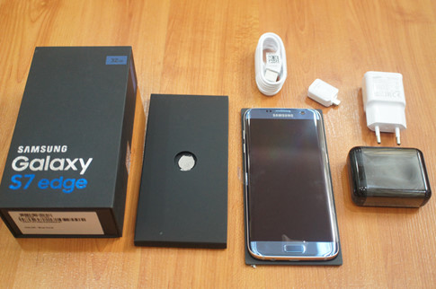 Trọn bộ phụ kiện đi kèm Galaxy S7 edge xanh coral gồm: sạc, cáp, tai nghe và sách hướng dẫn