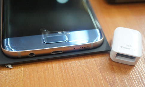 Người dùng còn được tặng thêm một bộ chuyển đổi cổng USB-C sang Micro-USB