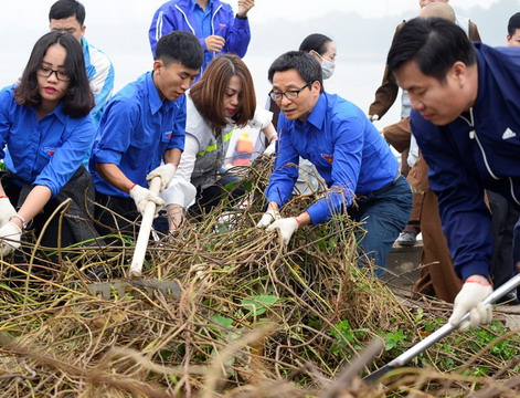 Phó Thủ tướng Vũ Đức Đam cùng sinh viên dọn rác