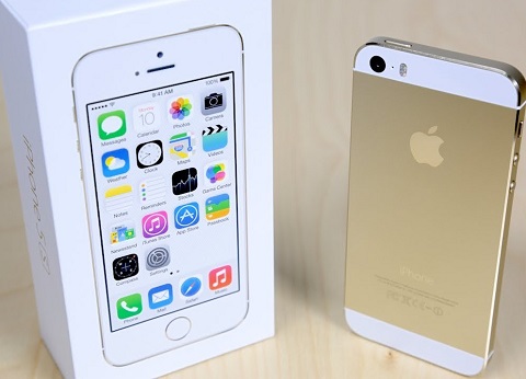 iPhone 5s 16 GB dù đã là một sản phẩm đời cũ, song với mức giá rất mềm hiện giờ (6,99 triệu đồng) vẫn là sự lựa chọn của khá nhiều người dùng bình dân. Chính vì vậy, nó tiếp tục nằm trong danh sách bán chạy trên thị trường, đặc biệt là ở thegioididong.com. iPhone 5S chính là chiếc iPhone đầu tiên được tích hợp cảm biến vân tay, điểm nhận dạng chính là vòng tròn ánh kim vòng quanh nút Home. Máy có kích thước màn hình 4 inch, khả năng nhìn góc rộng rất tốt, tuy nhiên màn hình nhỏ cũng là một nhược điểm mà người dùng mong muốn được cải thiện. iPhone 5S sử dụng chip Apple A7 2 nhân, tốc độ 1.3 GHz.