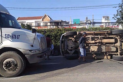 Ô tô bất ngờ lật nhào, 3 người thoát chết trong gang tấc