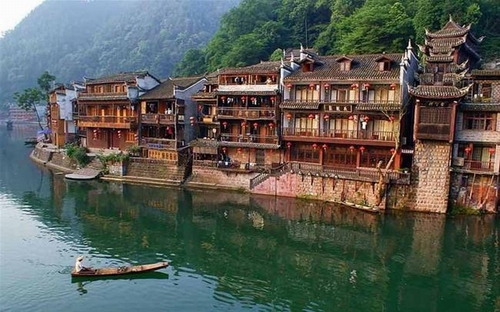 Lặng người với vẻ đẹp rêu phong của Phượng Hoàng Cổ Trấn