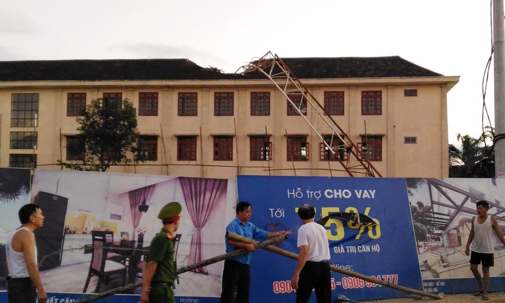Cần cẩu đổ sập xuống trường học khiến một học sinh tử vong