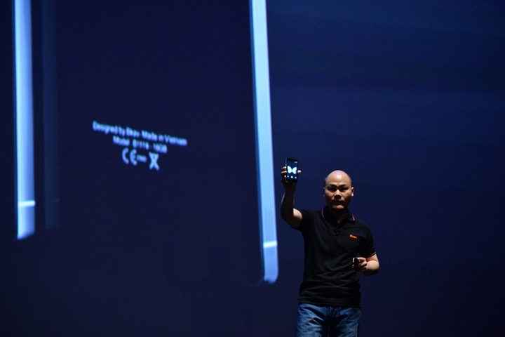 Ngày 26/5/2015, CEO Nguyễn Tử Quảng ra mắt chiếc smartphone 
