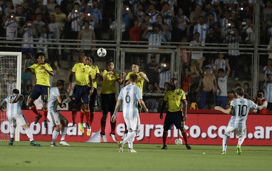 Messi lập siêu phẩm sút phạt!