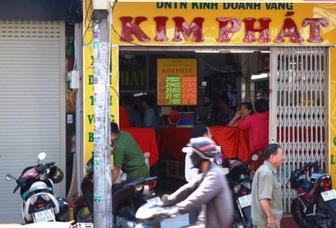 Mang xăng dọa đốt tiệm vàng để &quot;xin&quot; 200 triệu