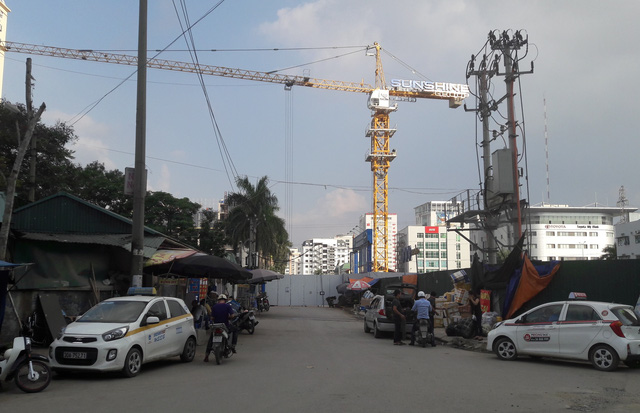 Cư dân chung cư cao cấp Dolphin Plaza &quot;tố&quot; bị bịt mất đường đi
