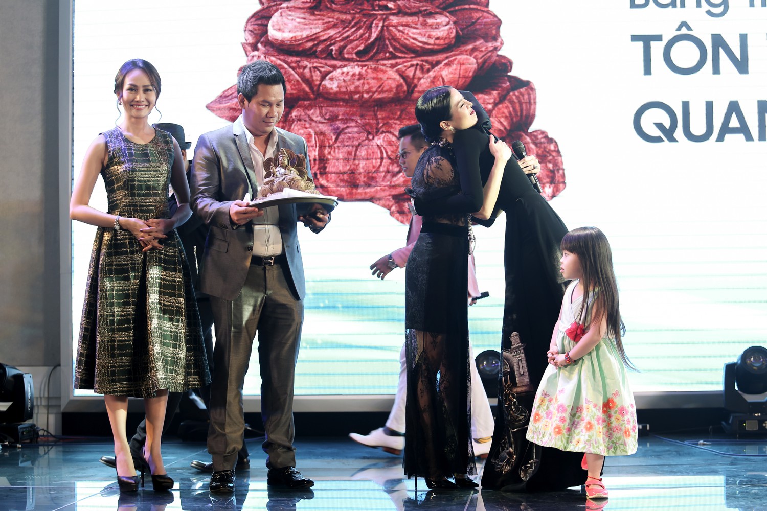 Trương Thị May cho biết: “ Tượng Phật đức Phật Bồ Tát bằng trầm hương này có ý nghĩa rất đặc biệt, May hi vọng ai sở hữu chiếc tượng này sẽ tăng thêm niềm tin vào cuộc sống và tạo được nhiều phúc đức. Bỏ ra số tiền lớn này để sở hữu bức tượng cũng đã giúp đỡ được nhiều phụ nữ bất hạnh. May rất vui khi chị Lệ Quyên và ông xã đã là người mua được thành công và giúp đỡ được nhiều người, May rất cảm ơn hai anh, chị”.