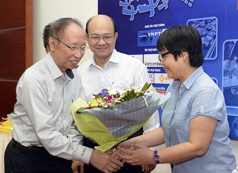 Ban tổ chức tặng hoa vị giám khảo nữ duy nhất của Hội đồng Chung khảo.