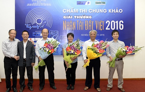 Trước khi bước vào vòng chấm, đúng 8 giờ 30 phút sáng nay, Ban tổ chức Giải thưởng Nhân tài Đất Việt 2016 đã có cuộc gặp mặt với các thành viên Ban giám khảo Hội đồng Chung khảo và tặng hoa chúc mừng các giám khảo là nhà giáo, giảng viên Đại học trước thềm ngày Nhà giáo Việt Nam 20/11.