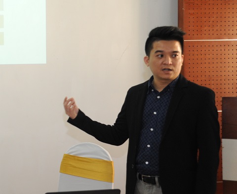Đại diện nhóm thí sinh giới thiệu về sàn giao dịch hàng tiêu dùng nhanh trực tuyến (Hệ thống TMĐT giải pháp cho ngành tiêu dùng nhanh, nông sản, thực phẩm – disieuthi.vn/gomart.vn)