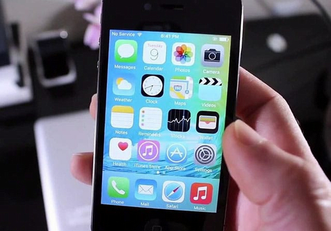iPhone 4S : 60 triệu bản. Phát hành vào tháng 9 năm 2011, iPhone 4S là người kế nhiệm của iPhone 4. iPhone 4S vẫn luôn hiện hữu trong tâm trí người dùng Apple vì nó là iPhone cuối cùng mà Steve Jobs có trong tay và người đồng sáng lập của Apple cũng qua đời trong năm này. Mạnh mẽ hơn, nhanh hơn và được trang bị cảm biến ảnh tốt hơn so với iPhone 4, iPhone 4S là iPhone đầu tiên tích hợp trợ lí giọng nói Siri. Đã có 60 triệu chiếc iPhone 4S tiêu thụ trên thị trường và chiếc iPhone trở thành điện thoại thông minh bán chạy nhất mọi thời đại.