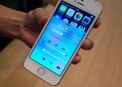 iPhone 5 : 70 triệu bản. iPhone 5, điện thoại thông minh đầu tiên phát hành dưới thời của Tim Cook, đánh bại kỷ lục bán hàng của iPhone 4S. iPhone 5 lớn hơn một chút so với iPhone 4S nhưng không rộng hơn, vẫn cho phép người dùng sử dụng một tay. Mỏng hơn, thiết kế mô hình iPhone này được thay đổi hoàn toàn, bộ xử lí mạnh mẽ hơn và cảm biến ảnh tốt hơn. Đây là một trong những thành công của Tim Cook với 70 triệu iPhone 5 được tiêu thụ trên thị trường.