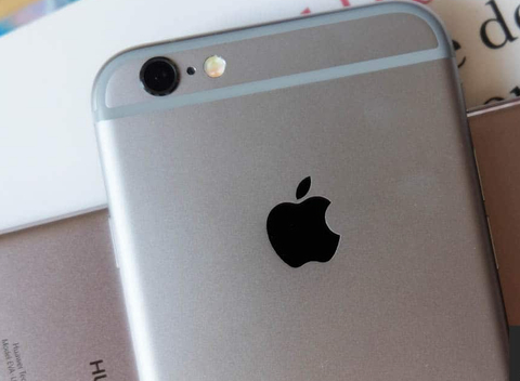 iPhone 6 và 6 Plus : kỉ lục 100 triệu bản. Đó là thời điểm iPhone bán chạy nhất. iPhone 6 và phiên bản Plus của mình đã vượt ngưỡng 100 triệu bản trong doanh số bán hàng. Cần phải nói rằng Apple đã khiến các fan của họ thực sự hài lòng khi phát hành một mô hình điện thoại thông minh lớn hơn, được tìm kiếm từ nhiều tháng. iPhone 6 và iPhone 6 Plus mở ra một trang mới trong thiết kế màn hình lớn của Apple. Cực kỳ mỏng và với kiểu thiết kế mới mẻ, iPhone 6 được coi là biểu tượng của một kỷ nguyên công nghệ mới. Đi kèm với sự thay đổi này, Apple hoàn thiện hơn hệ điều hành di động của mình, iOS, và cung cấp một phiên bản tinh tế của hệ điều hành. Với iPhone 6 và iPhone 6 Plus, đại gia công nghệ Mỹ đặt một chân vào thị trường Trung Quốc với xu hướng thích màn hình cỡ lớn.
