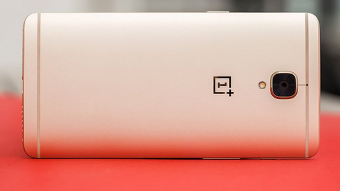 Sau Huawei Mate 9, cần phải nói đến “ngôi sao mới nổi” OnePlus với nỗ lực khẳng định mình như là mô hình thay thế iPhone. Với thiết kế trẻ trung và tươi tắn hơn so với iPhone, OnePlus 3 có tất cả mọi thứ để bước vào một cuộc cạnh tranh thực sự, nhất là thiết kế khung bằng nhôm và chế độ sạc nhanh. Về thông số kỹ thuật, OnePlus 3 có tất cả mọi thứ bạn cần đối với một chiếc điện thoại thông minh cao cấp : màn hình 5,5 inch Full HD, bộ xử lý 8 lõi  Qualcomm Snapdragon 820 (một trong những bộ xử lí nhanh nhất trên thị trường hiện nay). OnePlus 3 được niêm yết với mức giá hấp dẫn hơn nhiều so với iPhone 7 Plus và nó trở thành mô hình thay thế tuyệt vời cho smartphone thương hiệu quả táo.