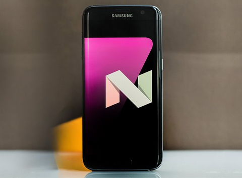 Thiết kế của Samsung Galaxy S7 edge khiến người dùng nhớ đến iPhone 7 trên một số khía cạnh. Ở đây chúng ta đang nói về một mô hình điện thoại di động tuyệt vời với màn hình cong kép 5,5 inch qHD có độ phân giải 1440 x 2560 pixel. Dày 7,7 mm, Samsung Galaxy S7 edge cũng là một trong những điện thoại  mỏng nhất hiện nay, mặc dù nó được trang bị cảm biến ảnh 12 megapixel. Bộ vi xử lý Exynos 8890 8 lõi được hỗ trợ bởi RAM 6 GB và pin 3600 mAh. Bộ nhớ trong 32 GB có thể mở rộng bằng thẻ nhớ microSD, đây là một lợi thế so với iPhone 7 và iPhone 7 Plus. Thêm nữa, giá của sản phẩm cũng mềm hơn nhiều so với mô hình của Apple. 