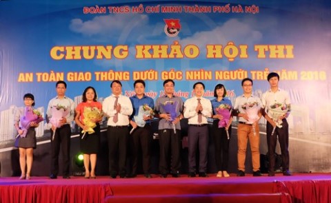 Trao giải &quot;An toàn giao thông dưới góc nhìn người trẻ&quot;