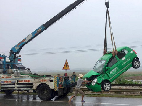 Tàu hỏa kéo lê taxi 50m, 3 người thoát nạn trong gang tấc