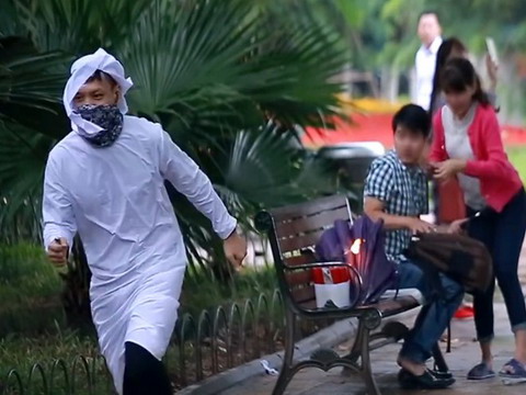 Cảnh sát xác minh clip 'ra đường đốt bom' gây xôn xao dư luận