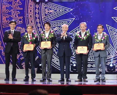 Ông Nguyễn Mạnh Cầm - nguyên Ủy viên Bộ Chính trị, nguyên Phó Thủ tướng Chính phủ, Chủ tịch danh dự Hội Khuyến học Việt Nam và ông Tạ Hữu Thanh - Giám đốc chi nhánh miền bắc Công ty Cổ phần hàng không Jetstar Pacific lên công bố 4 giải thưởng Khuyến tài.