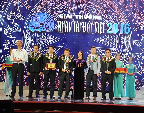 GS. Nguyễn Thị Kim Tiến - Bộ trưởng Bộ Y tế và ông Nguyễn Xuân Cường - Giám đốc truyền thông Công ty Cổ phần dược phẩm ECO PHARMA trao giải Nhì lĩnh vực Y dược.
