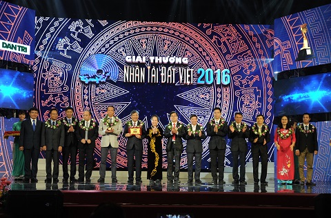 Bà Nguyễn Thị Doan - Nguyên Phó Chủ tịch nước, Chủ tịch Hội Khuyến học Việt Nam và ông Đào Minh Tuấn - Phó Tổng giám đốc Ngân hàng Vietcombank lên trao cho Công trình “Nghiên cứu, ứng dụng tế bào gốc trong điều trị bệnh máu” cho nhóm tác giả gồm 13 cá nhân, nhóm trưởng là GS.TS Nguyễn Anh Trí, Viện trưởng Viện Huyết học Truyền máu Trung ương.