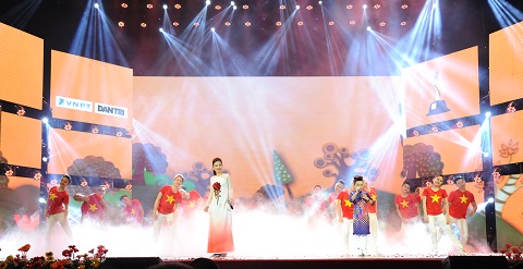 Dù là tiết mục được thể hiện cuối chương trình, song Dương Hoàng Yến và Nhật Minh với bài hát