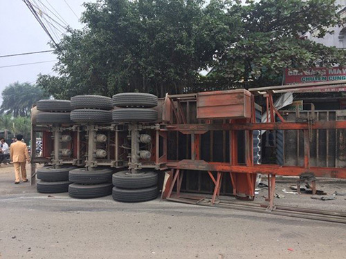 Xe container chắn ngang đường gây ách tắc giao thông kéo dài