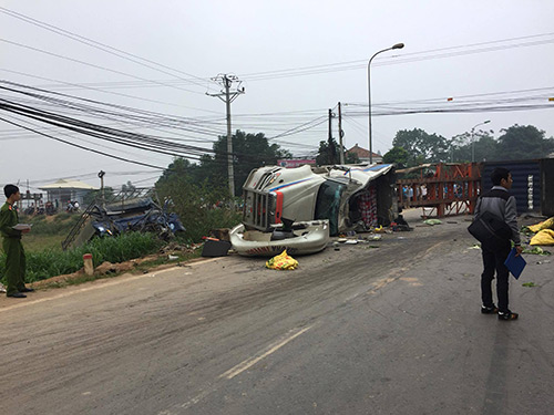 Xe container lật nghiêng, xe tải bay xuống ruộng